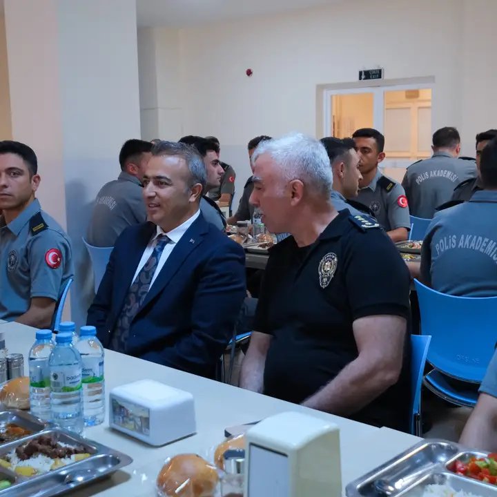 Vali Çiçek'ten Polis Adaylarına Motivasyon: 'Zalime Karşı Demir Yumruk, Mazluma Karşı Kadife Yürekli Olun' - Görsel 1