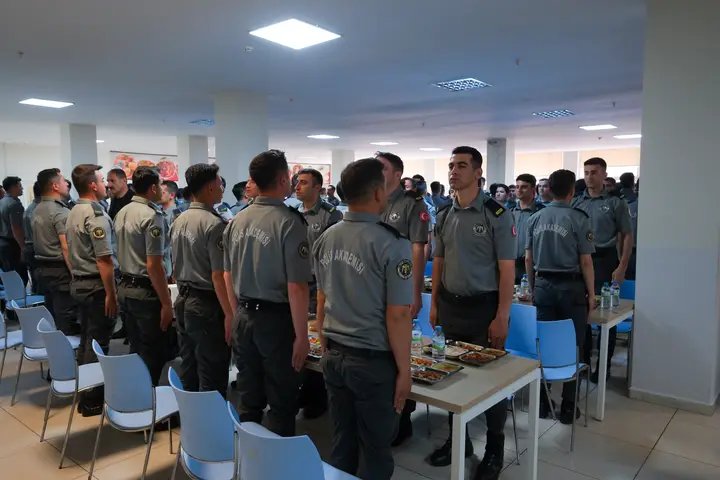 Vali Çiçek'ten Polis Adaylarına Motivasyon: 'Zalime Karşı Demir Yumruk, Mazluma Karşı Kadife Yürekli Olun' - Görsel 4