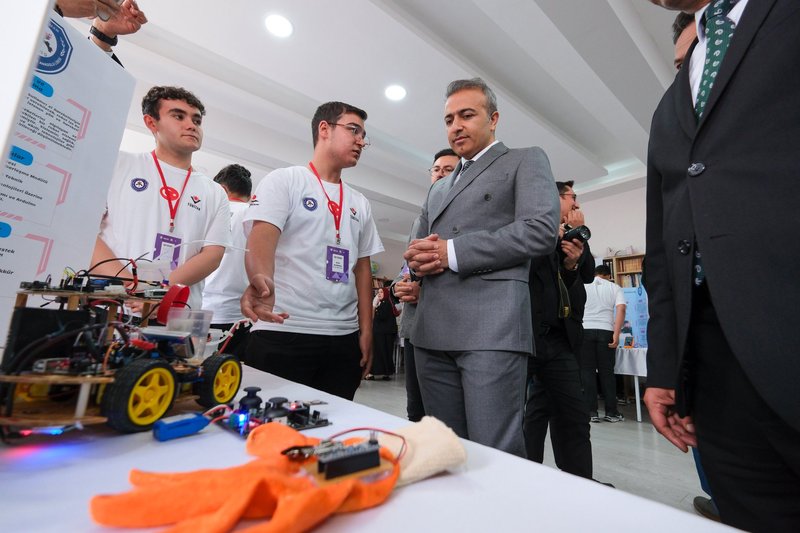Karaman Valisi Çiçek, TÜBİTAK Bilim Fuarı'nda Öğrencilerle Buluştu - Görsel 2