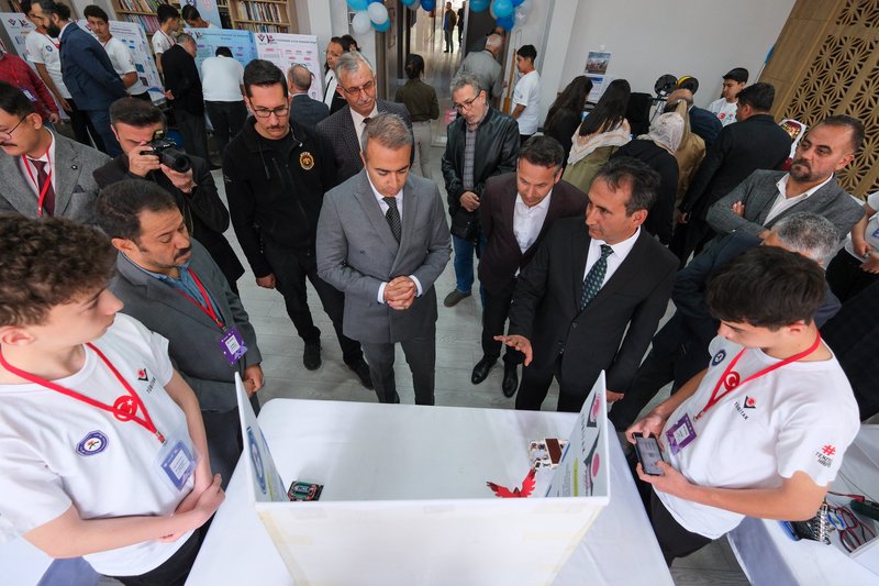 Karaman Valisi Çiçek, TÜBİTAK Bilim Fuarı'nda Öğrencilerle Buluştu - Görsel 3