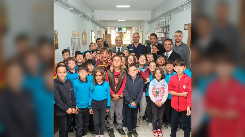 Vali Çiçek, Çakırbağ Köyü'nde Öğrencilerle Buluştu