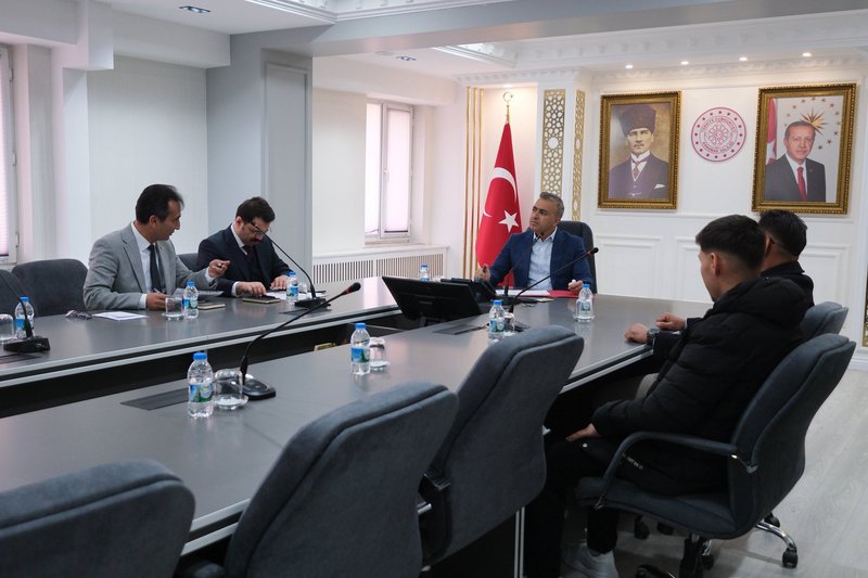Karaman Valisi Çiçek, Halk Günü'nde Vatandaşlarla Buluştu - Görsel 1