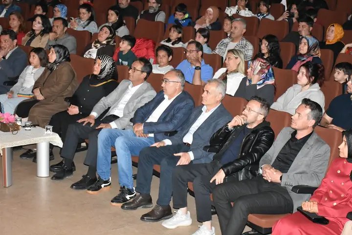 Karaman'da Liselilerden 'Hayalperest' Oyunuyla Büyük Başarı - Görsel 4