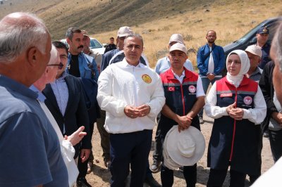 Karaman Valisi Çiçek, Üçkuyu Köyü'nde Bal Hasadına Katıldı