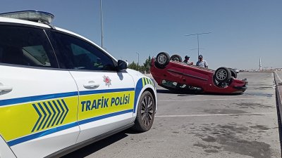 Konya'da Trafik Kazası: Virajı Alamayan Araç Takla Attı, 2 Kişi Yaralı