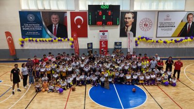 Karaman'da 'Altın Bilekler Basketbol Şöleni' Coşkusu: 200 Öğrenci Potada Buluştu