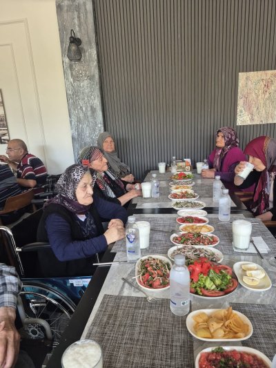 Karaman'da Huzurevi Sakinleri Halil Usta Restoran'da Keyifli Bir Gün Geçirdi