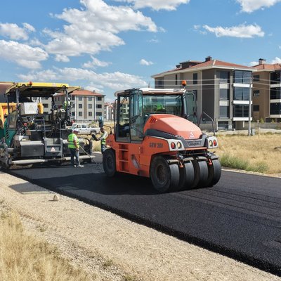 Karaman Belediyesi'nden Yenişehir Mahallesi'nde Sıcak Asfalt Çalışması