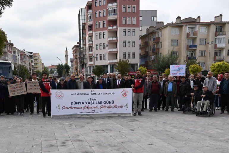 Karaman'da Dünya Yaşlılar Günü İçin Farkındalık Yürüyüşü Düzenlendi