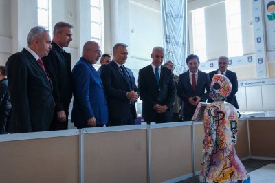 Vali Hayrettin Çiçek, Karaman'daki TÜBİTAK Bilim Şenliği'nde Öğrencilerle Buluştu
