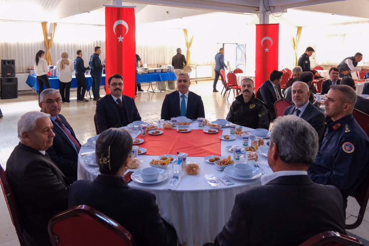 Vali Çiçek Muhtarlarla Yemekte Buluştu