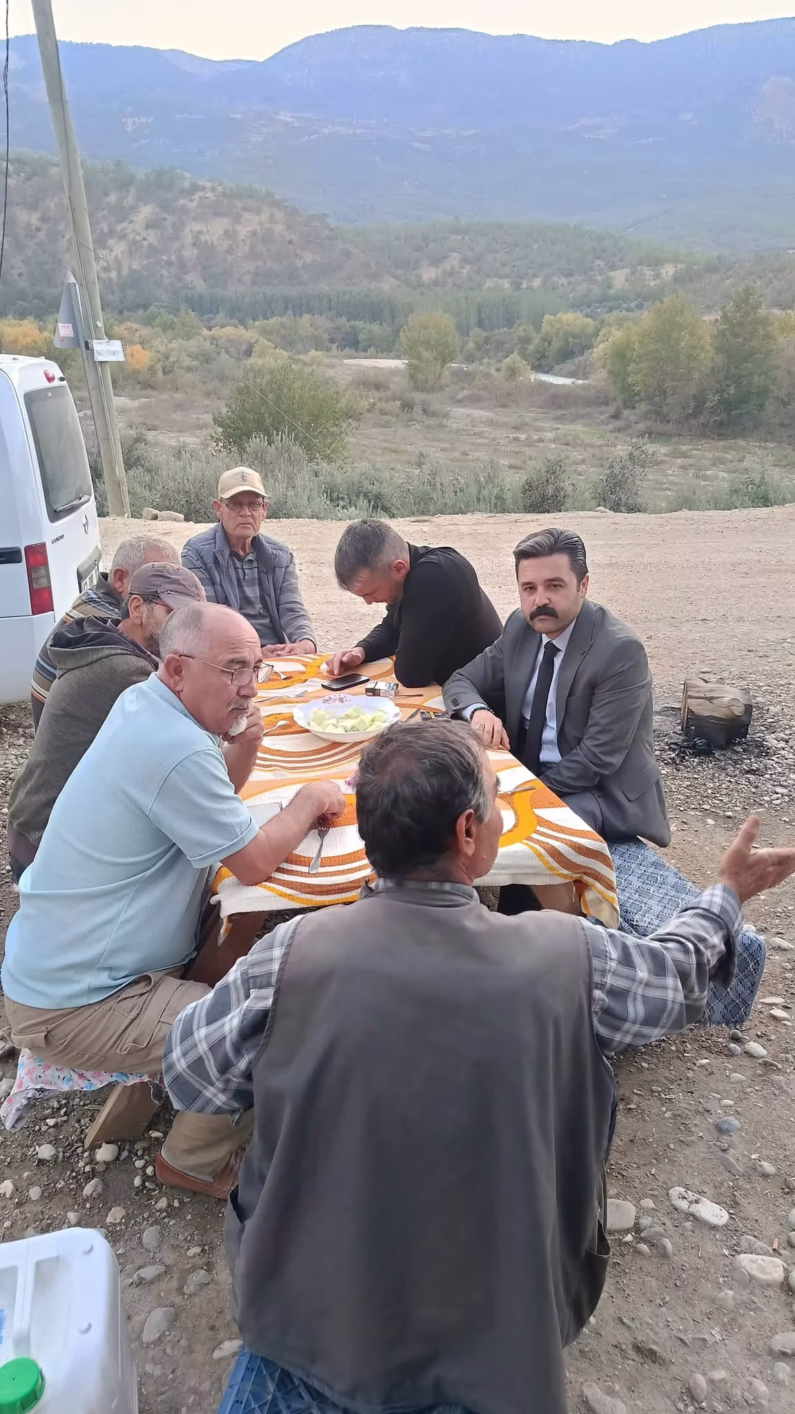 Yusuf Baştuğ Mut Barajı projesinden etkilenecek Elmadağ Köyü üreticileriyle bir araya geldi.