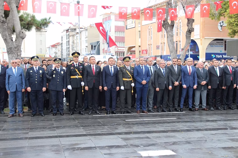 Cumhuriyet Bayramı Çelenk Sunumuyla Başladı