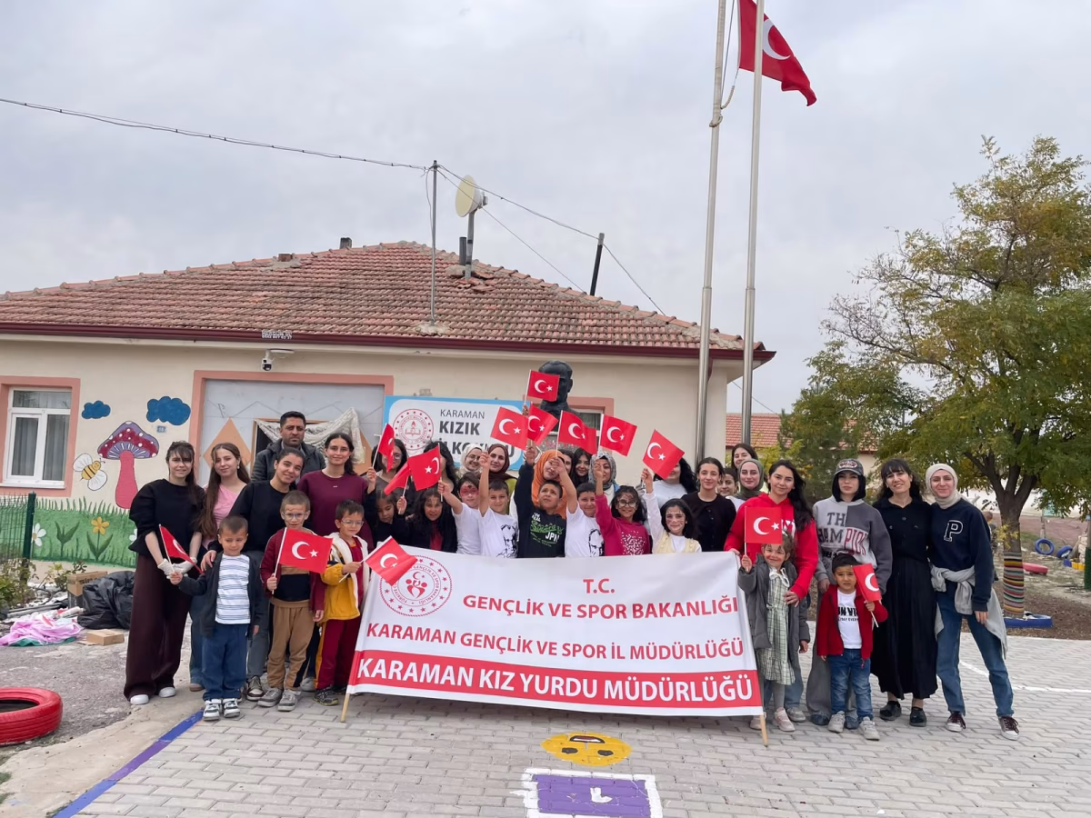 Kız yurdu öğrencilerinden anlamlı köy okulu ziyareti